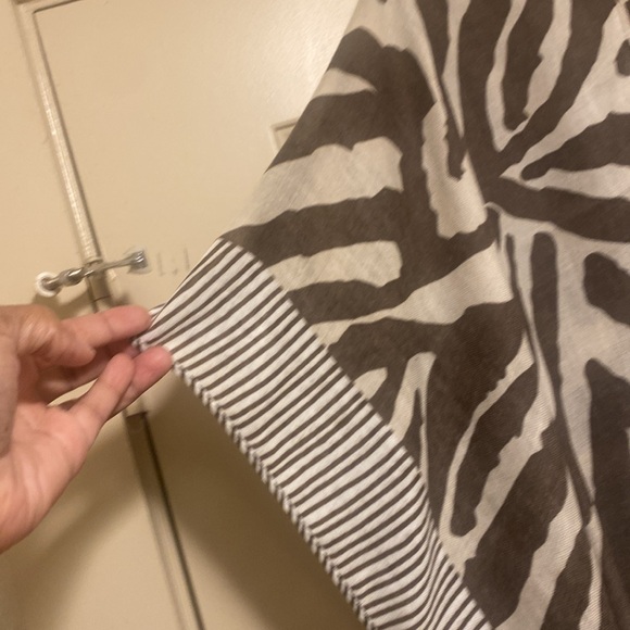 Beautiful brown and tan Zebra print tan and brown kimono!  Has side slits! - Picture 4 of 7